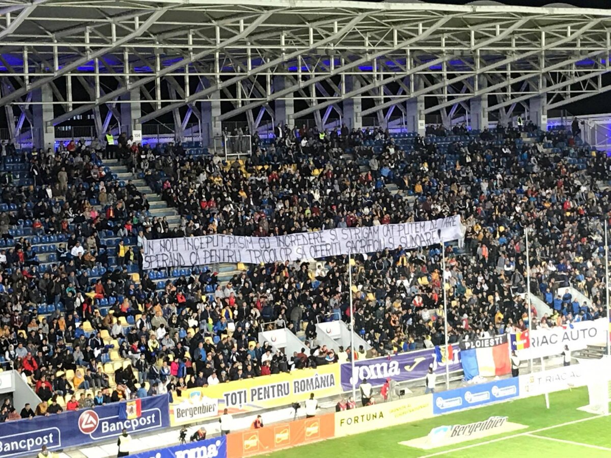 FOTO Fanii naționalei își continuă războiul cu FRF » Mesaj dur în timpul meciului dintre România și Kazakhstan