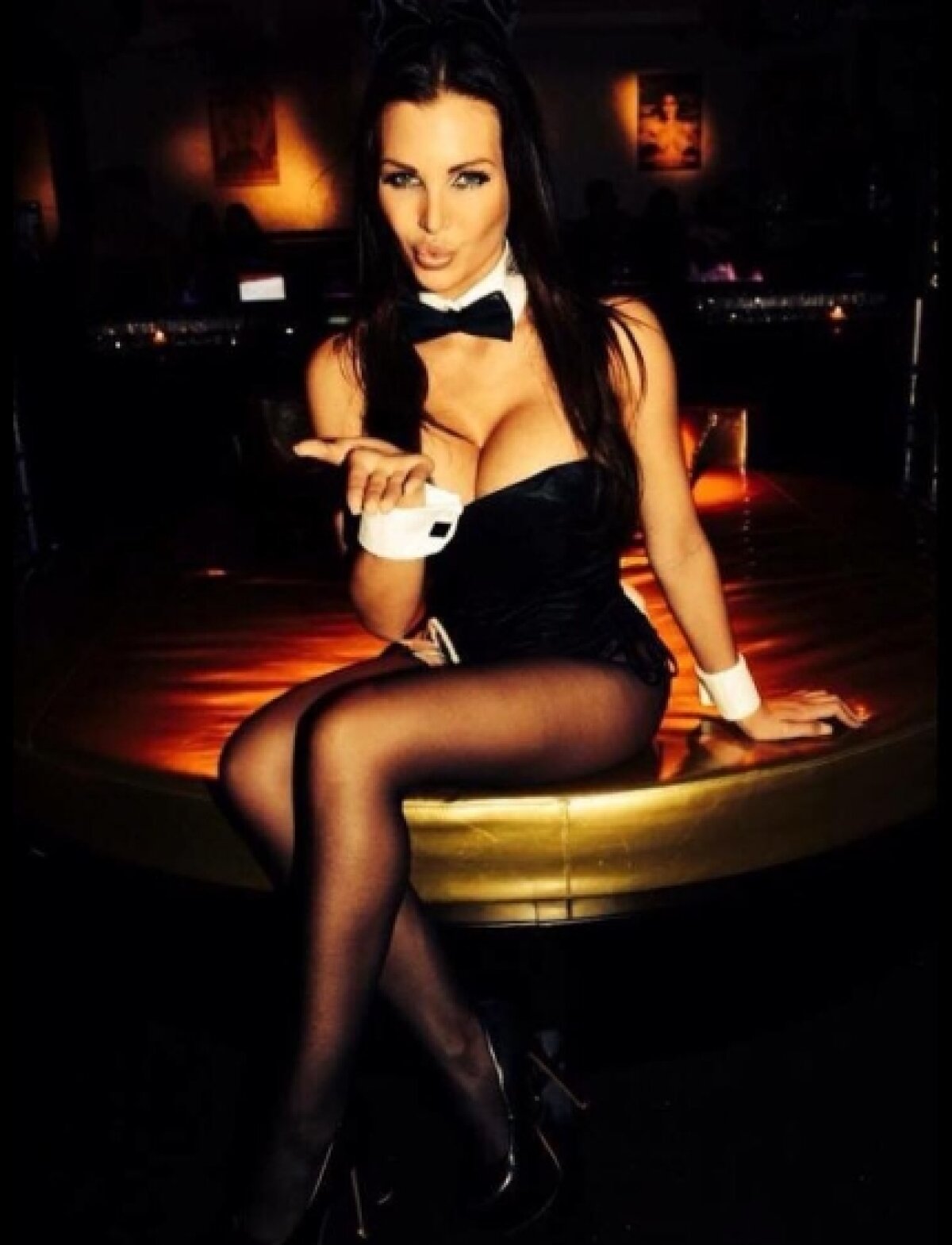 FOTO De pe plajă în club, e obsedată de selfie-uri! O vedetă Playboy se fotografiază non-stop, iar imaginile sunt demențiale