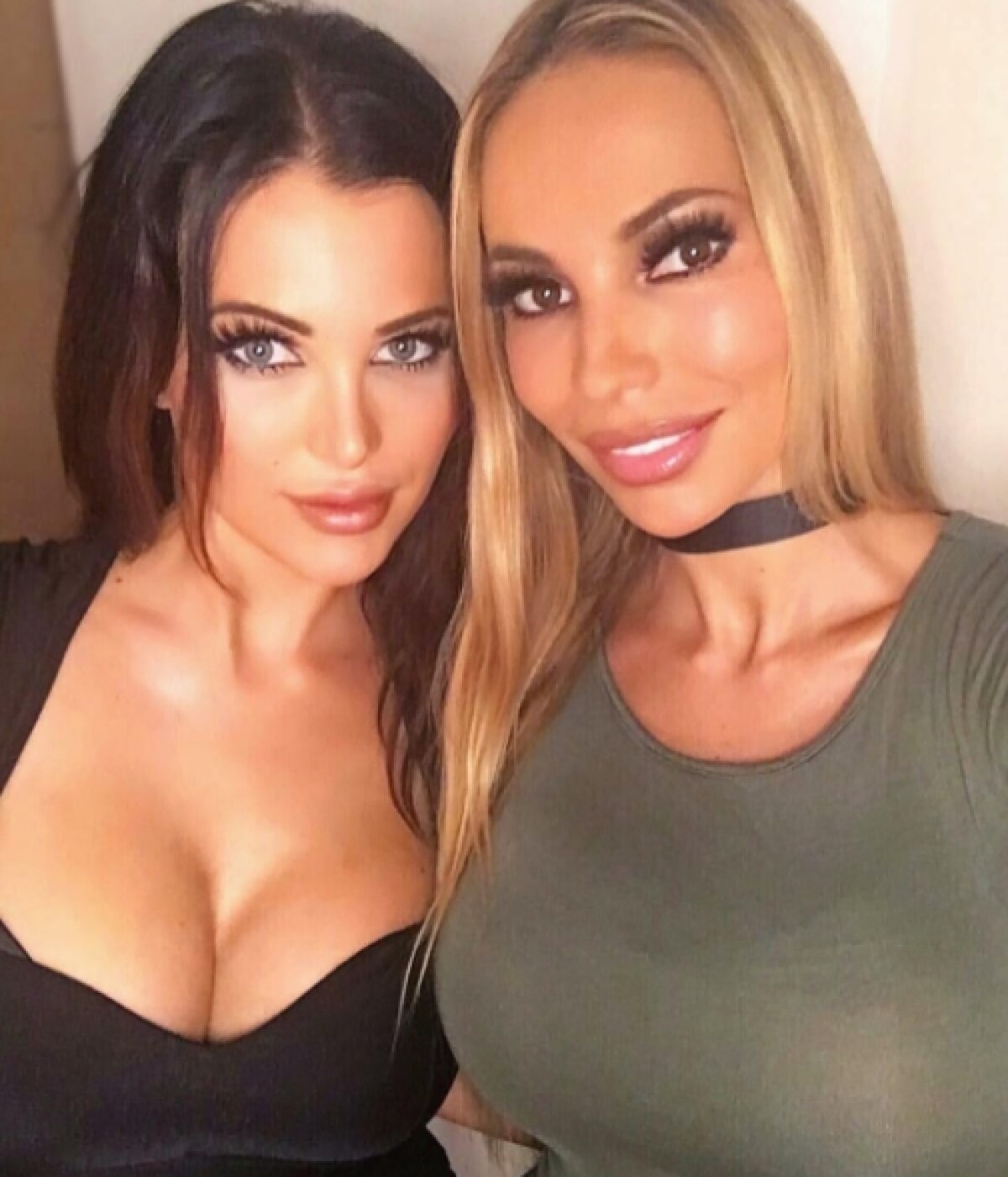 FOTO De pe plajă în club, e obsedată de selfie-uri! O vedetă Playboy se fotografiază non-stop, iar imaginile sunt demențiale