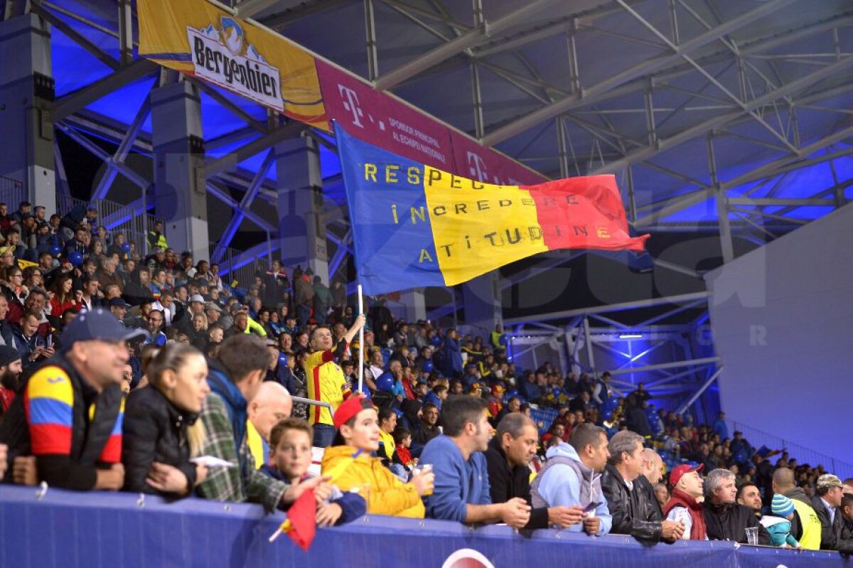 GALERIE FOTO "Istorie distrusă pentru bani" »  Spectatorii ploieșteni au alternat aseară cântecele de susținere pentru națională cu injurii și acuze la adresa FRF