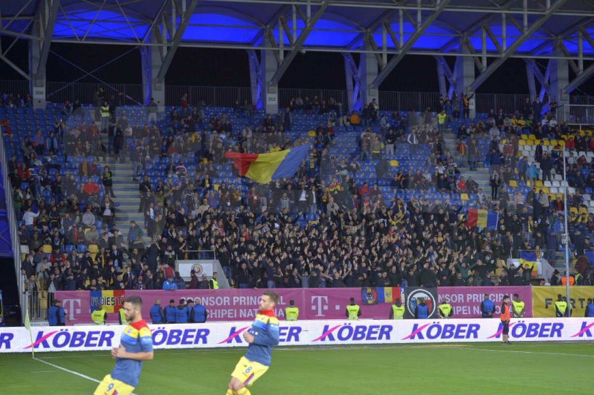 GALERIE FOTO "Istorie distrusă pentru bani" »  Spectatorii ploieșteni au alternat aseară cântecele de susținere pentru națională cu injurii și acuze la adresa FRF