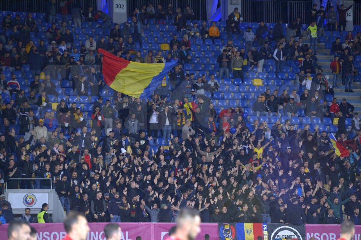 GALERIE FOTO "Istorie distrusă pentru bani" »  Spectatorii ploieșteni au alternat aseară cântecele de susținere pentru națională cu injurii și acuze la adresa FRF