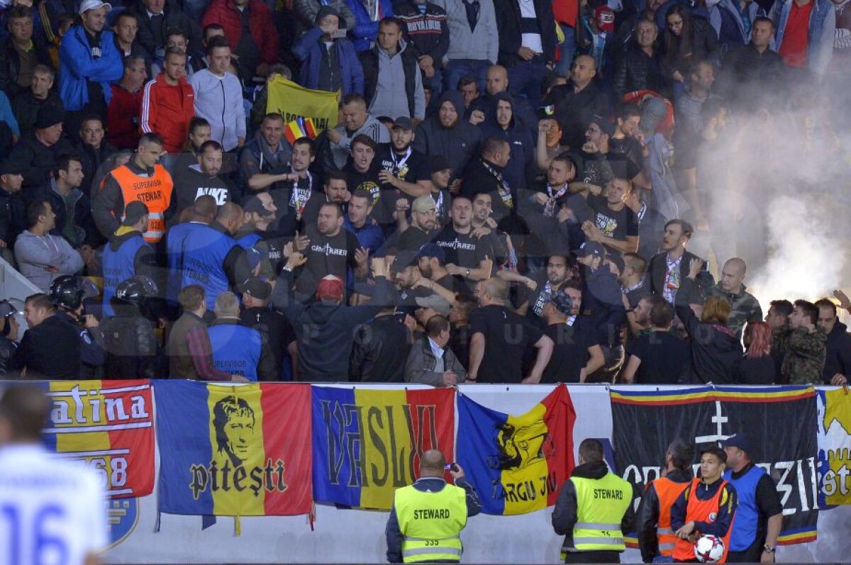 GALERIE FOTO "Istorie distrusă pentru bani" »  Spectatorii ploieșteni au alternat aseară cântecele de susținere pentru națională cu injurii și acuze la adresa FRF