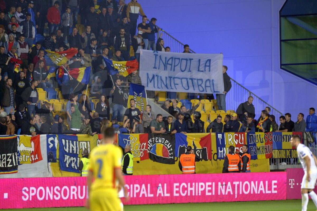GALERIE FOTO "Istorie distrusă pentru bani" »  Spectatorii ploieșteni au alternat aseară cântecele de susținere pentru națională cu injurii și acuze la adresa FRF