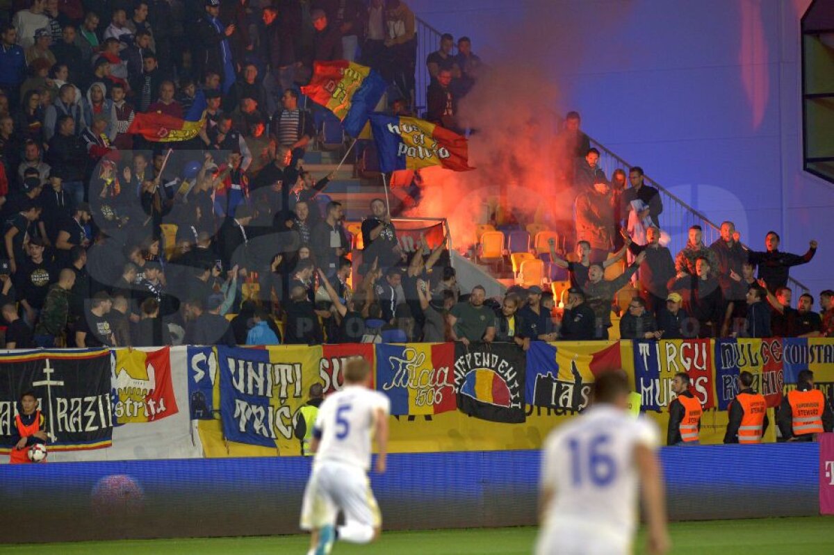 GALERIE FOTO "Istorie distrusă pentru bani" »  Spectatorii ploieșteni au alternat aseară cântecele de susținere pentru națională cu injurii și acuze la adresa FRF