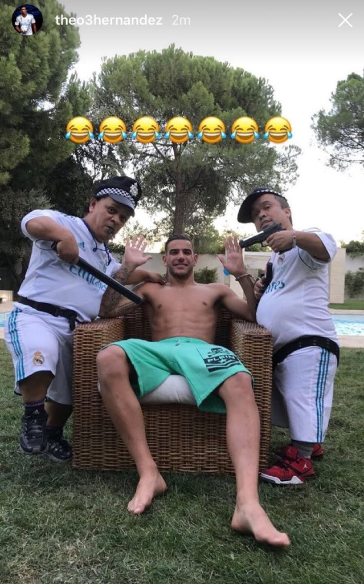 FOTO Un jucător al lui Zidane a șocat de ziua lui » S-a pozat cu pistolul la cap, iar fratele lui a stricat sigla lui Real Madrid