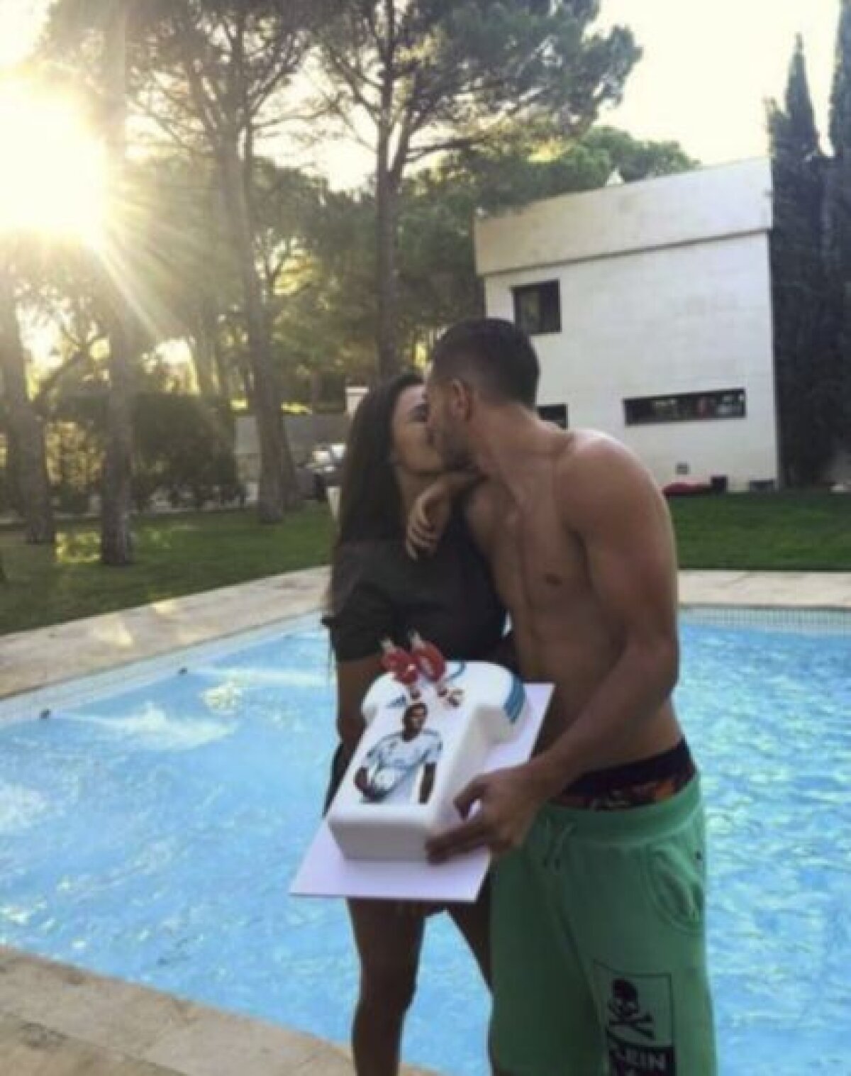 FOTO Un jucător al lui Zidane a șocat de ziua lui » S-a pozat cu pistolul la cap, iar fratele lui a stricat sigla lui Real Madrid