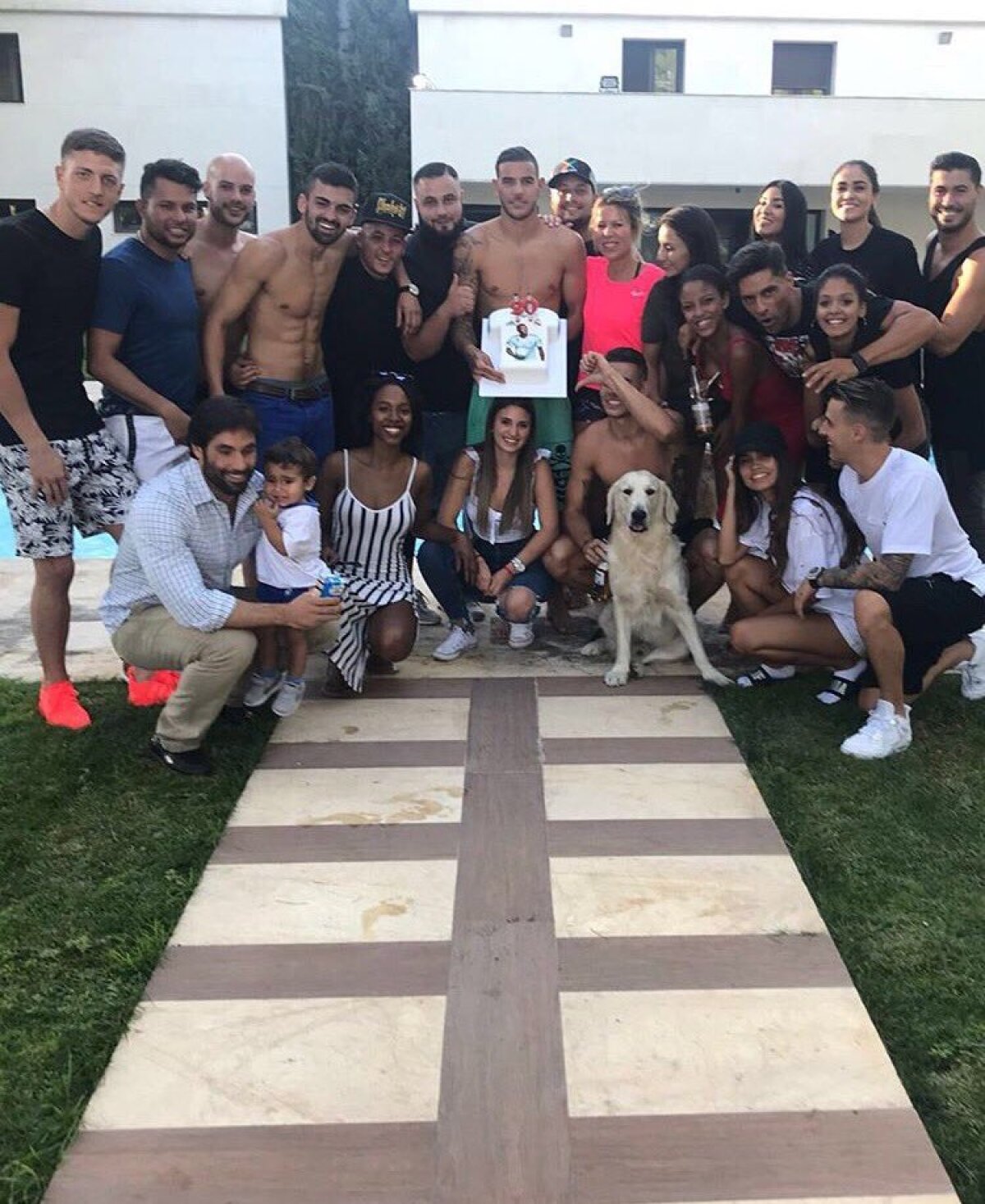 FOTO Un jucător al lui Zidane a șocat de ziua lui » S-a pozat cu pistolul la cap, iar fratele lui a stricat sigla lui Real Madrid