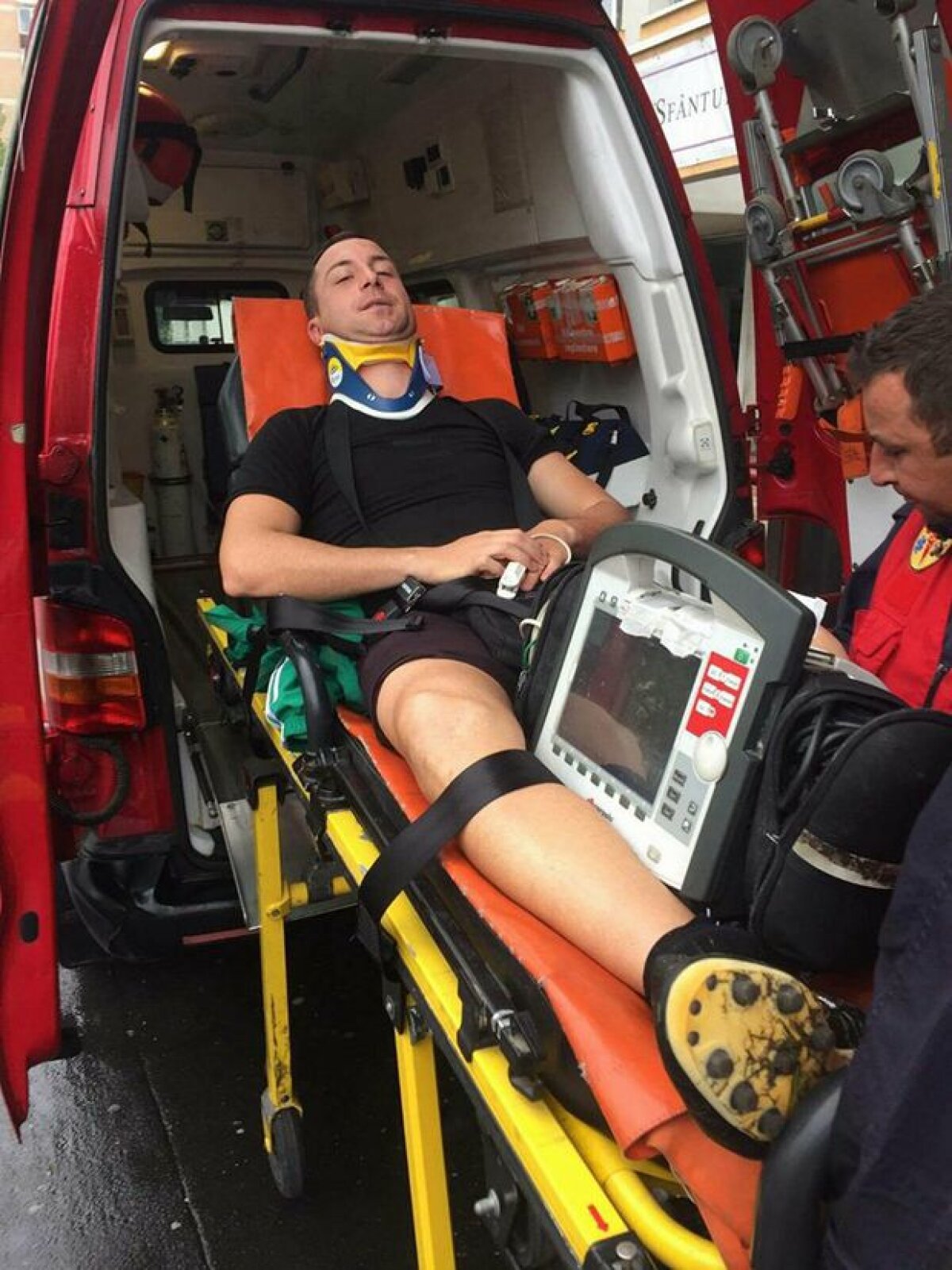 VIDEO+FOTO Arbitru bătut la un meci din Liga a 4-a! A ajuns de urgență la spital: "Îl voi da în judecată și toți banii îi voi dona unei case de copii"