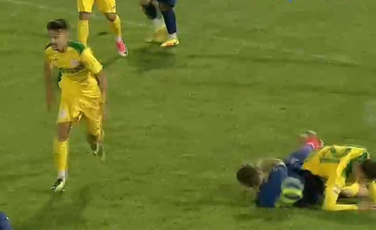 FOTO Accidentare groaznică suferită de un jucător din Liga a 2-a! Salvarea a întârziat să plece de la stadion