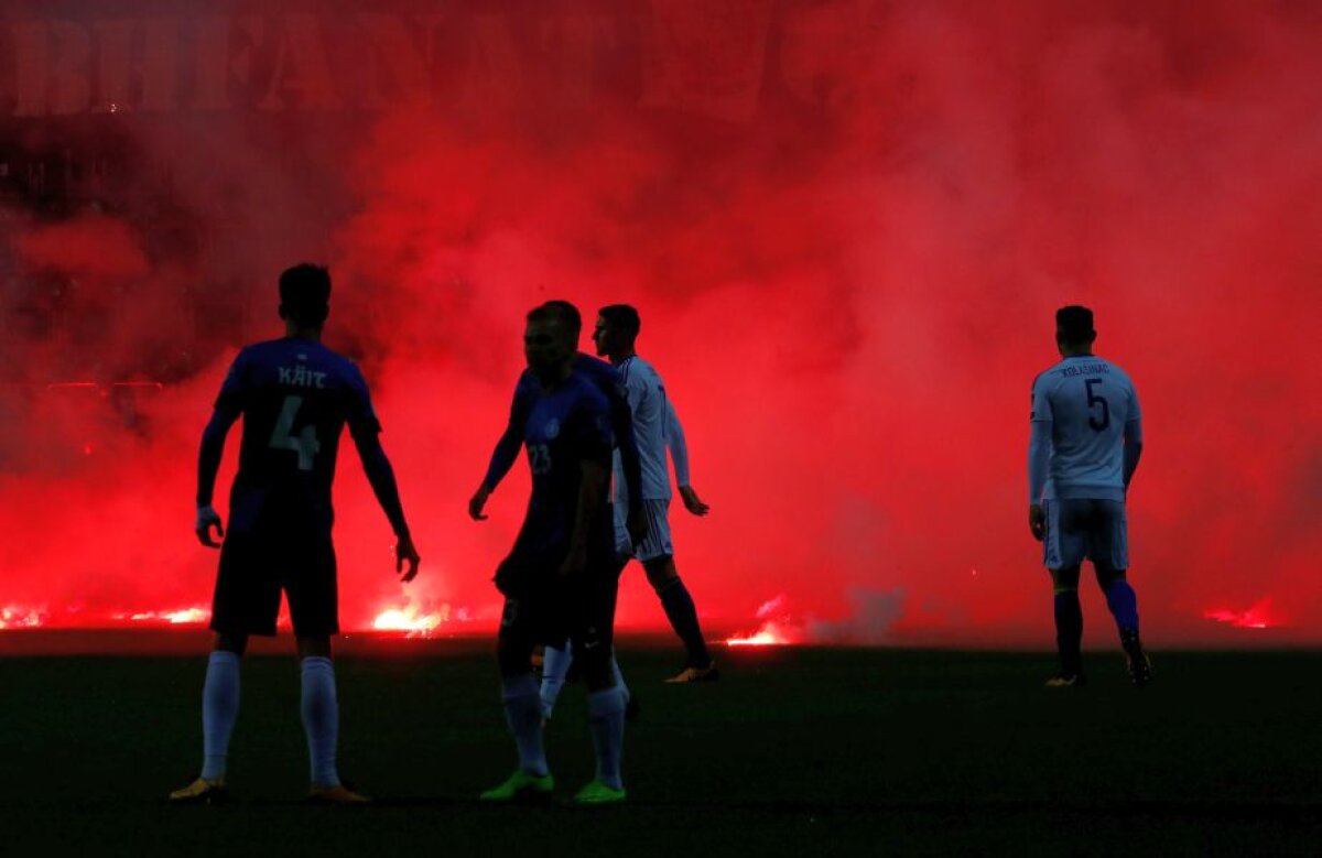 GALERIE FOTO + VIDEO Ultrașii bosniaci au făcut haos în preliminarii » Zeci de torțe aruncate pe teren + meci întrerupt