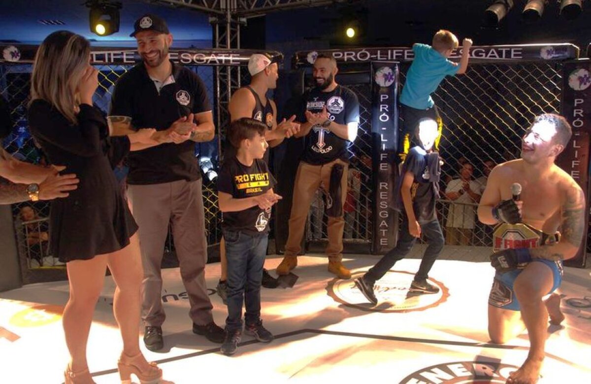 VIDEO FABULOS! A venit la gala MMA ca spectator și a ajuns să câștige centura! După meci, și-a cerut prietena de soție