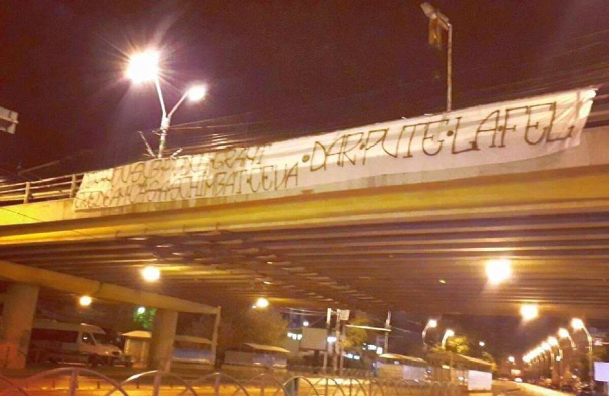 FOTO A început derby-ul dintre Rapid și Steaua! Peluza Sud, banner jignitor pe Podul Grant cu o noapte înainte de meci 
