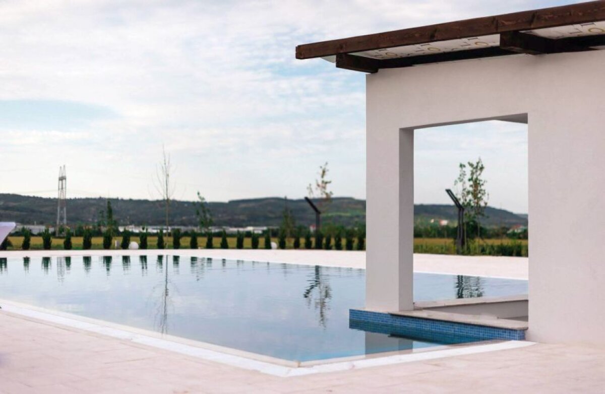 GALERIE FOTO Așa arată resortul de 1,5 milioane de euro construit în orașul natal de un internațional român!