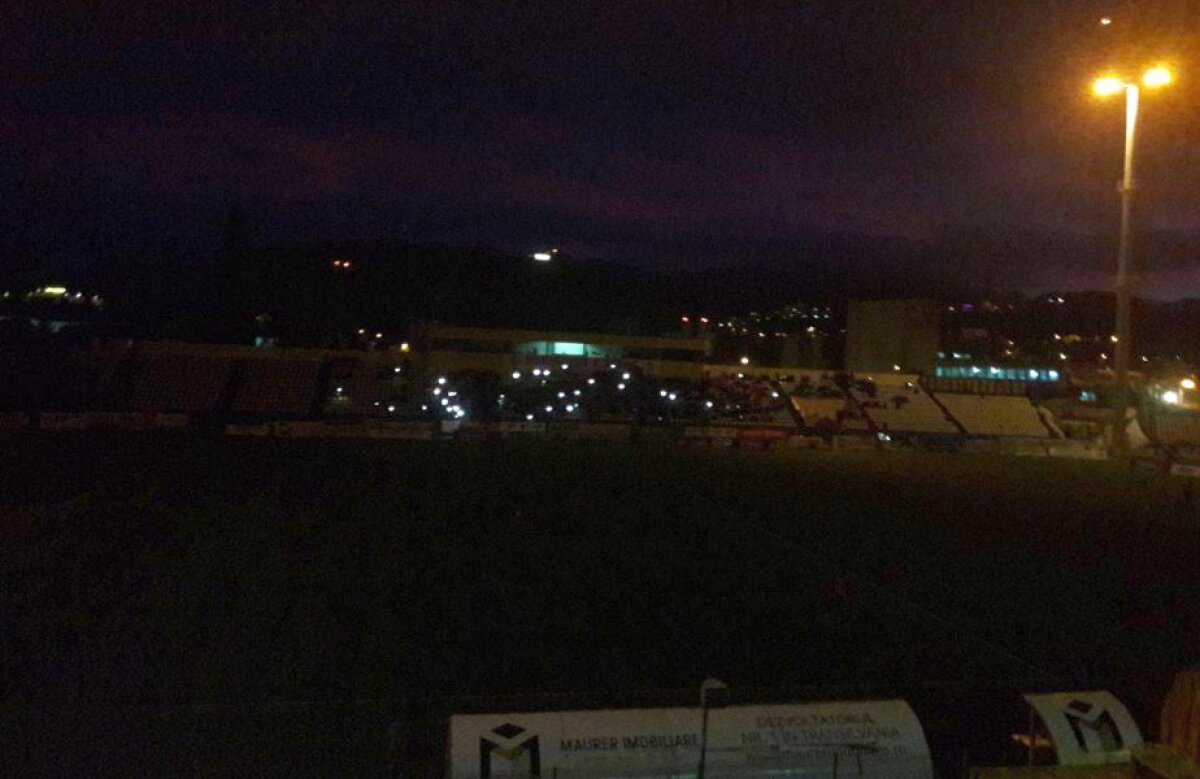 UPDATE FOTO + VIDEO Haos la Brașov, în timpul meciului Sepsi - Astra » Nocturna a picat de două ori, iar arbitrul NU a respectat regulamentele!