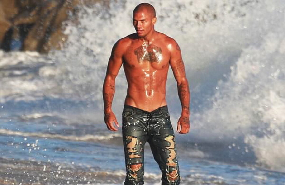 FOTO Bărbatul votat ca cel mai sexy deținut a făcut senzație la plajă!
