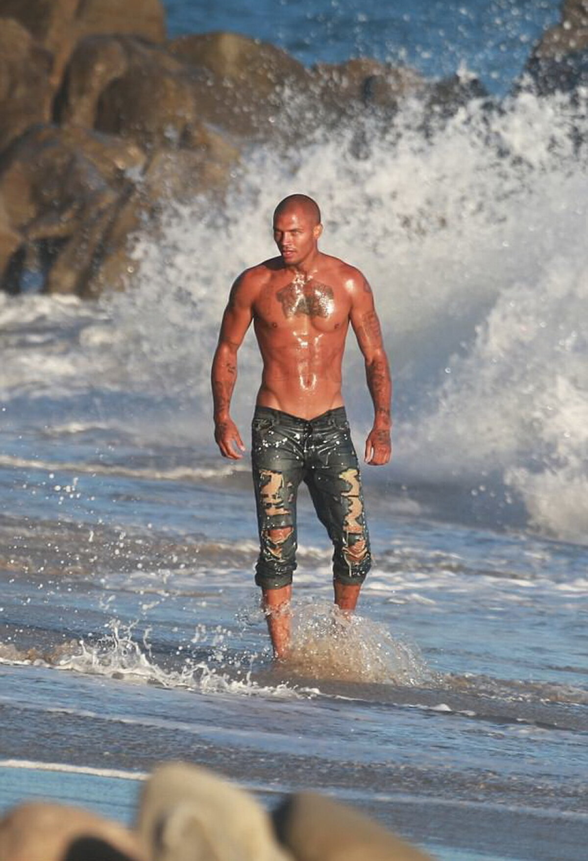 FOTO Bărbatul votat ca cel mai sexy deținut a făcut senzație la plajă!