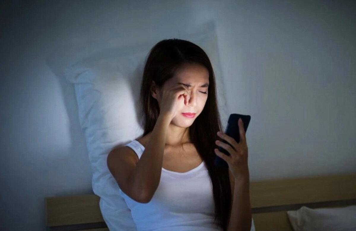 A rămas oarbă după ce s-a jucat în exces pe smartphone!