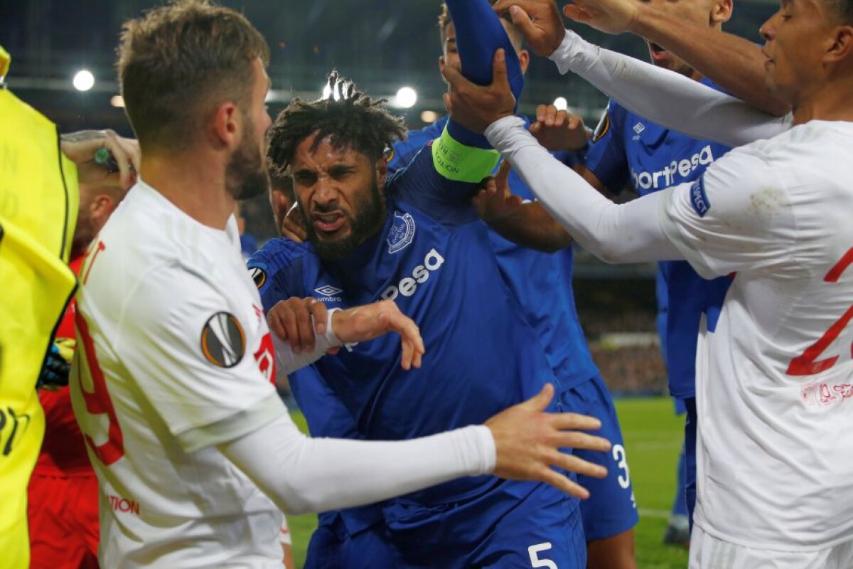 VIDEO+FOTO Șocant! Un fan al lui Everton cu copilul în brațe a lovit în cap portarul de la Lyon în bătaia dintre jucători!