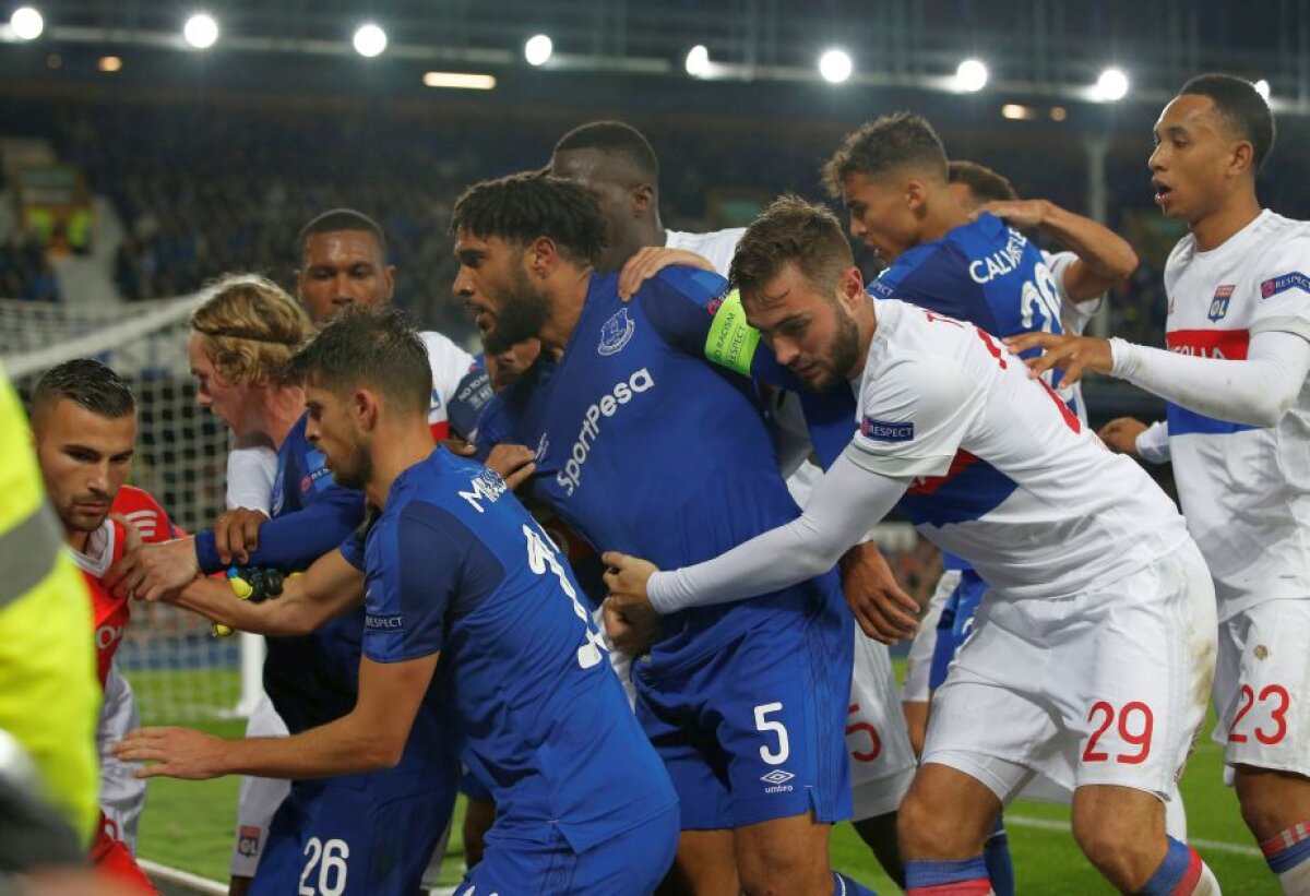 VIDEO+FOTO Șocant! Un fan al lui Everton cu copilul în brațe a lovit în cap portarul de la Lyon în bătaia dintre jucători!