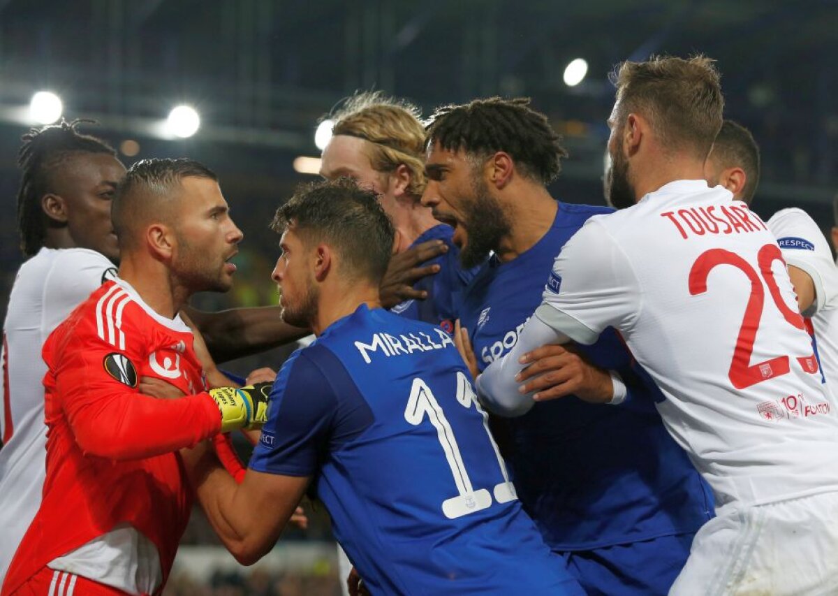 VIDEO+FOTO Șocant! Un fan al lui Everton cu copilul în brațe a lovit în cap portarul de la Lyon în bătaia dintre jucători!