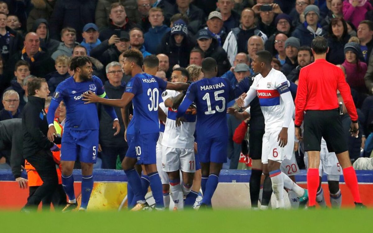 VIDEO+FOTO Șocant! Un fan al lui Everton cu copilul în brațe a lovit în cap portarul de la Lyon în bătaia dintre jucători!