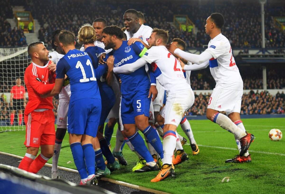 VIDEO+FOTO Șocant! Un fan al lui Everton cu copilul în brațe a lovit în cap portarul de la Lyon în bătaia dintre jucători!