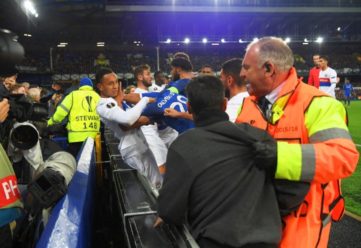 VIDEO+FOTO Șocant! Un fan al lui Everton cu copilul în brațe a lovit în cap portarul de la Lyon în bătaia dintre jucători!