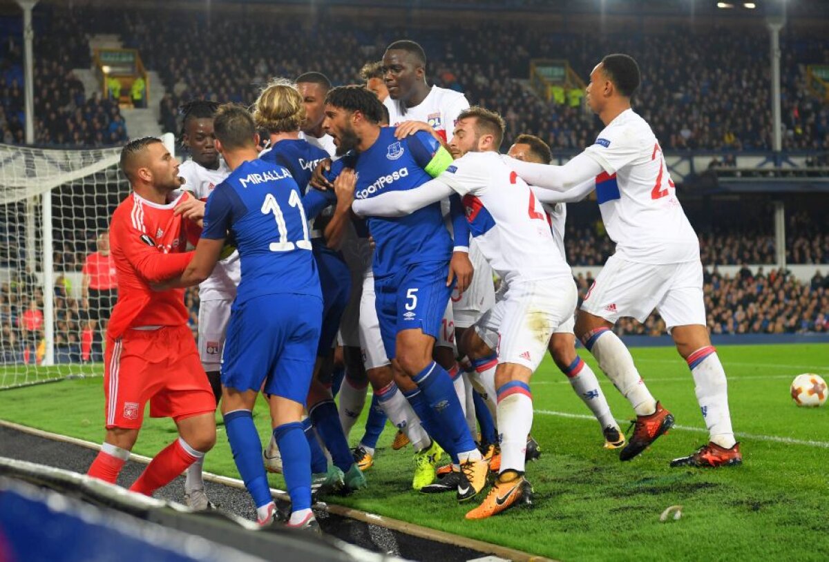 VIDEO+FOTO Șocant! Un fan al lui Everton cu copilul în brațe a lovit în cap portarul de la Lyon în bătaia dintre jucători!