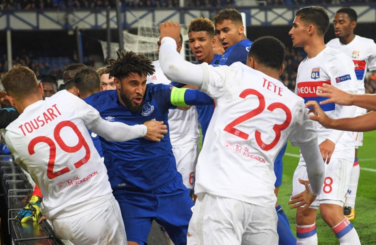 VIDEO+FOTO Șocant! Un fan al lui Everton cu copilul în brațe a lovit în cap portarul de la Lyon în bătaia dintre jucători!