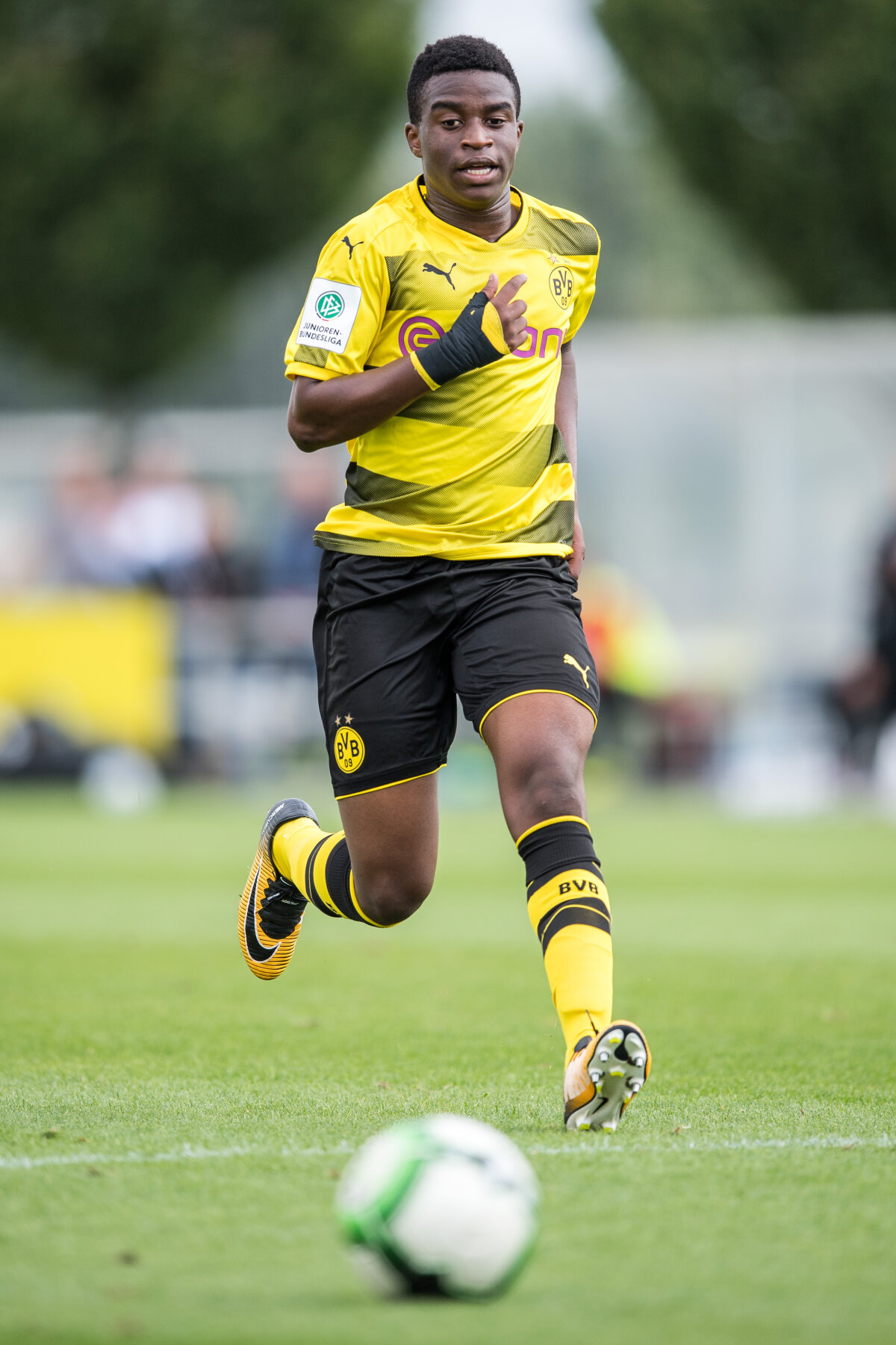 FOTO și VIDEO » Diamantul Borussiei Dortmund » Are 12 ani, iubită de 18 ani, joacă la Under 17 și e o mașină de goluri: 17 reușite în 8 meciuri!