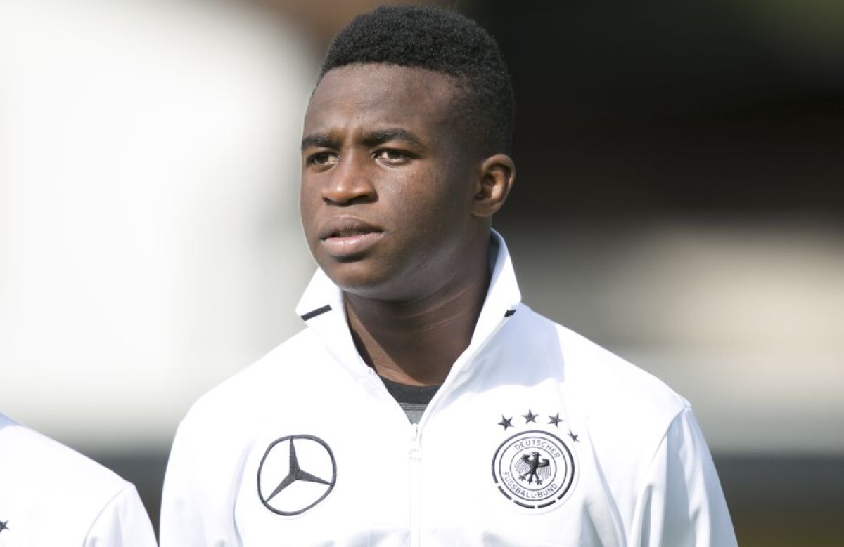 FOTO și VIDEO » Diamantul Borussiei Dortmund » Are 12 ani, iubită de 18 ani, joacă la Under 17 și e o mașină de goluri: 17 reușite în 8 meciuri!