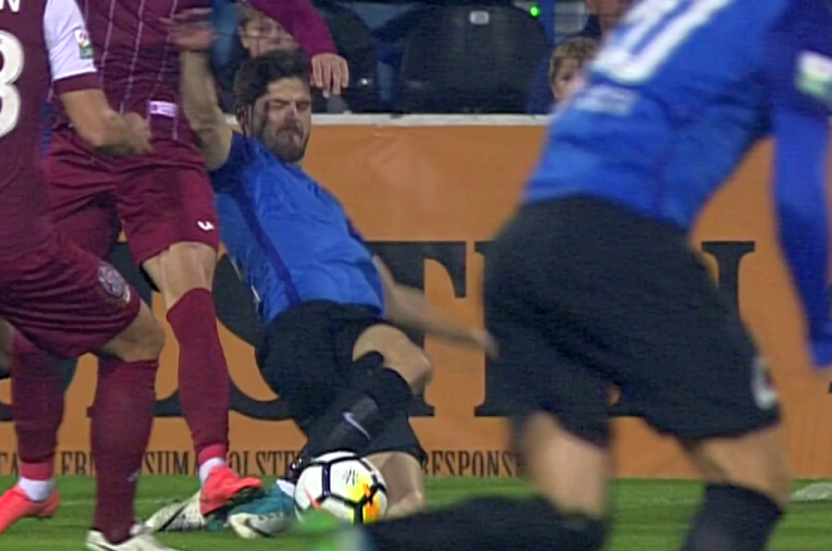 FOTO Liderul Ligii 1 a cerut penalty în meciul cu Viitorul! Dan Petrescu a sărit de pe bancă, dar Colțescu n-a oprit jocul