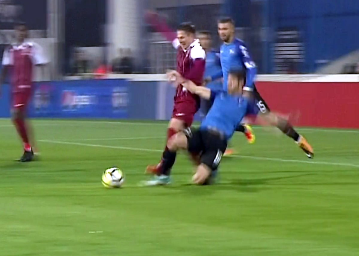 FOTO Liderul Ligii 1 a cerut penalty în meciul cu Viitorul! Dan Petrescu a sărit de pe bancă, dar Colțescu n-a oprit jocul