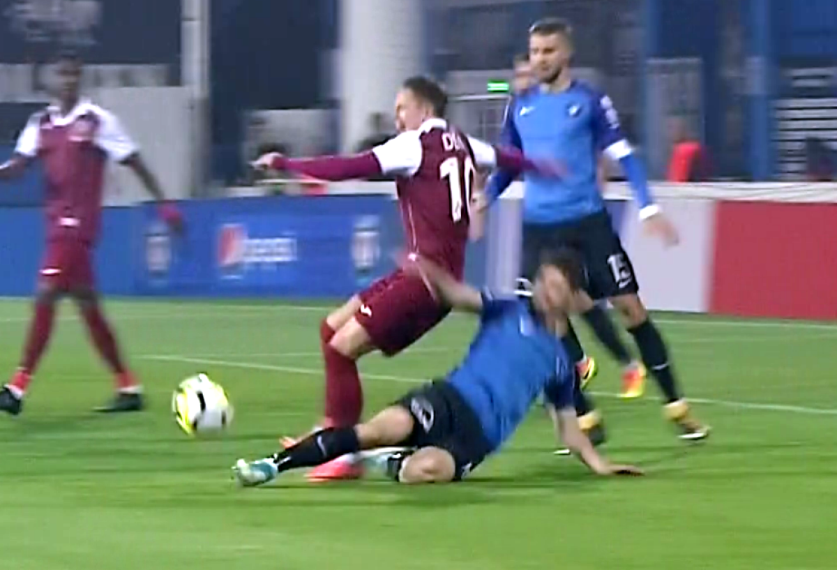FOTO Liderul Ligii 1 a cerut penalty în meciul cu Viitorul! Dan Petrescu a sărit de pe bancă, dar Colțescu n-a oprit jocul