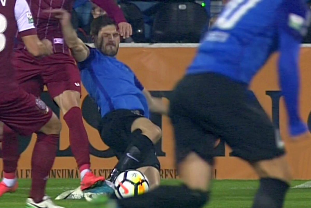 FOTO Liderul Ligii 1 a cerut penalty în meciul cu Viitorul! Dan Petrescu a sărit de pe bancă, dar Colțescu n-a oprit jocul
