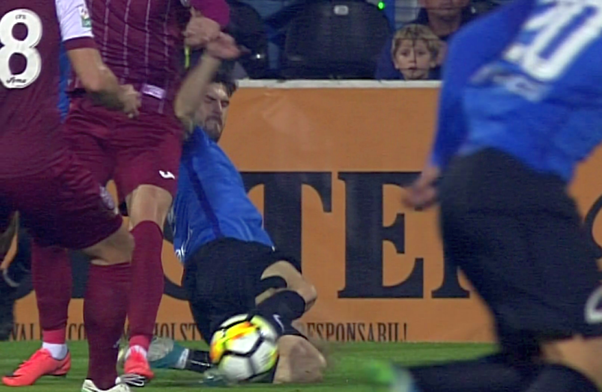 FOTO Liderul Ligii 1 a cerut penalty în meciul cu Viitorul! Dan Petrescu a sărit de pe bancă, dar Colțescu n-a oprit jocul