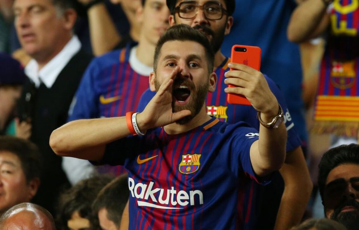 FOTO » Și pe teren, și în tribună? Fanii prezenți pe Camp Nou n-au știut ce să creadă! 