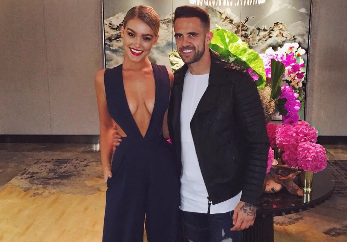 FOTO Iubita unui fotbalist a ajuns în Sports Illustrated: fotografii demențiale