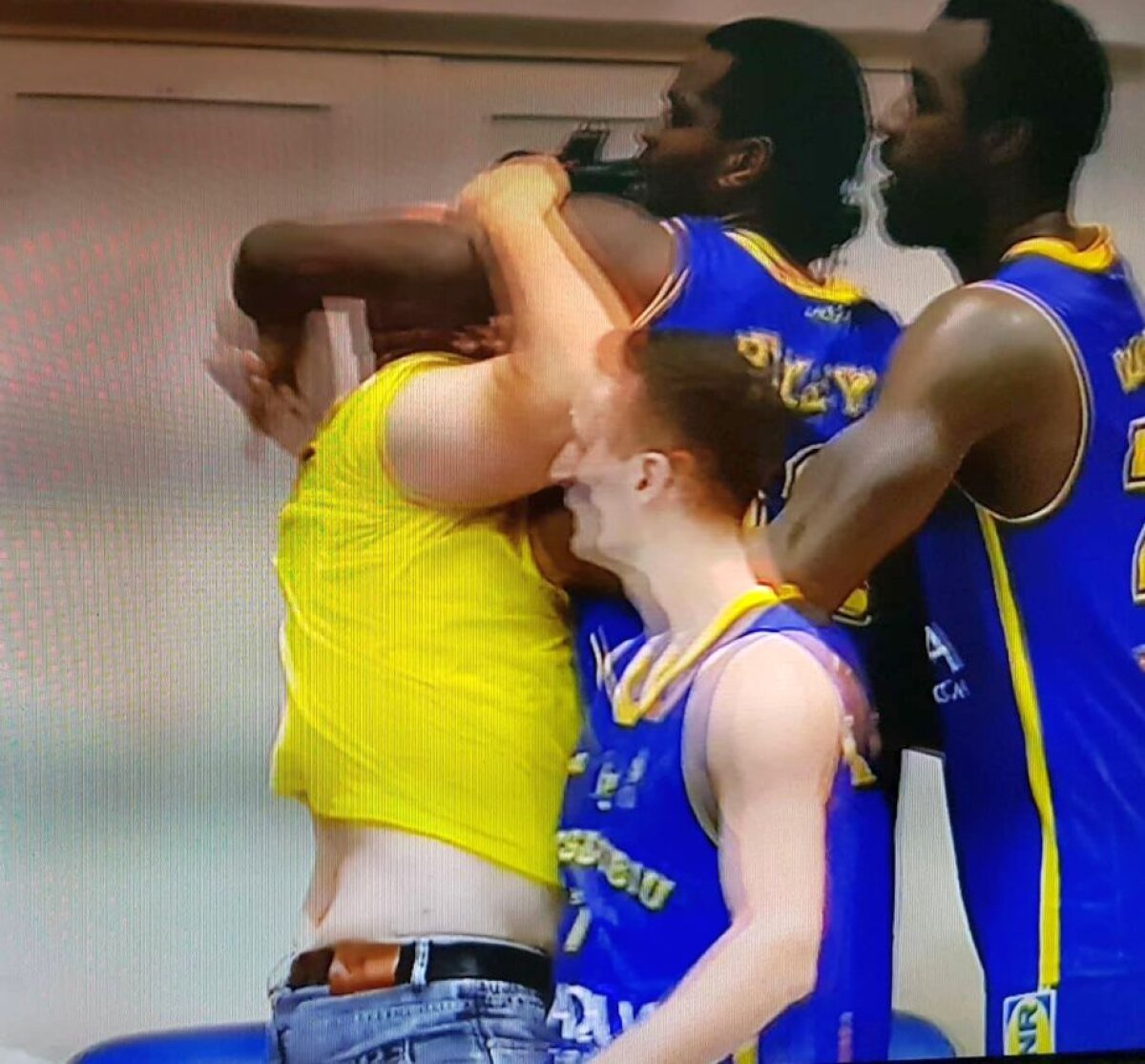 FOTO Scene incredibile în prima ligă de baschet: doi coechipieri s-au luat la bătaie în timpul meciului!