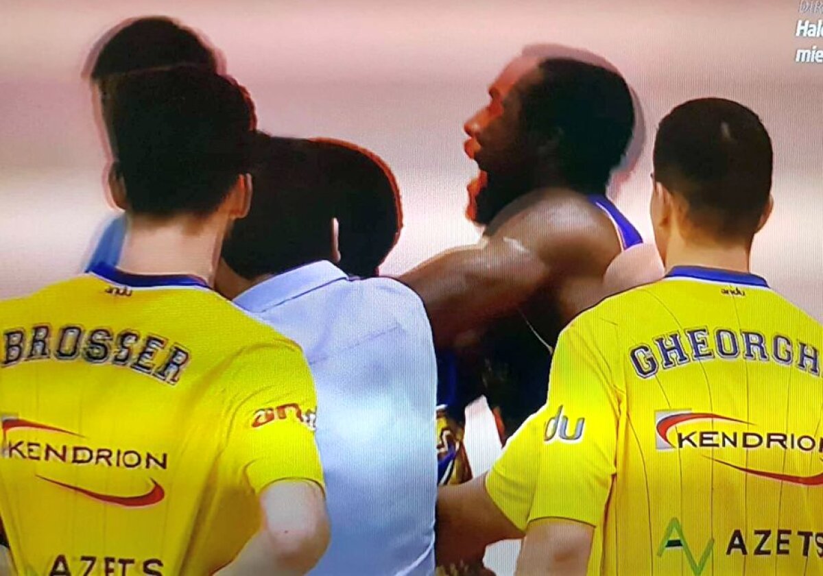 FOTO Scene incredibile în prima ligă de baschet: doi coechipieri s-au luat la bătaie în timpul meciului!