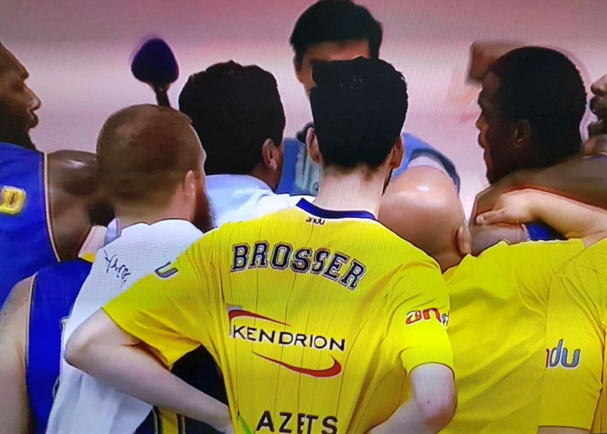 FOTO Scene incredibile în prima ligă de baschet: doi coechipieri s-au luat la bătaie în timpul meciului!