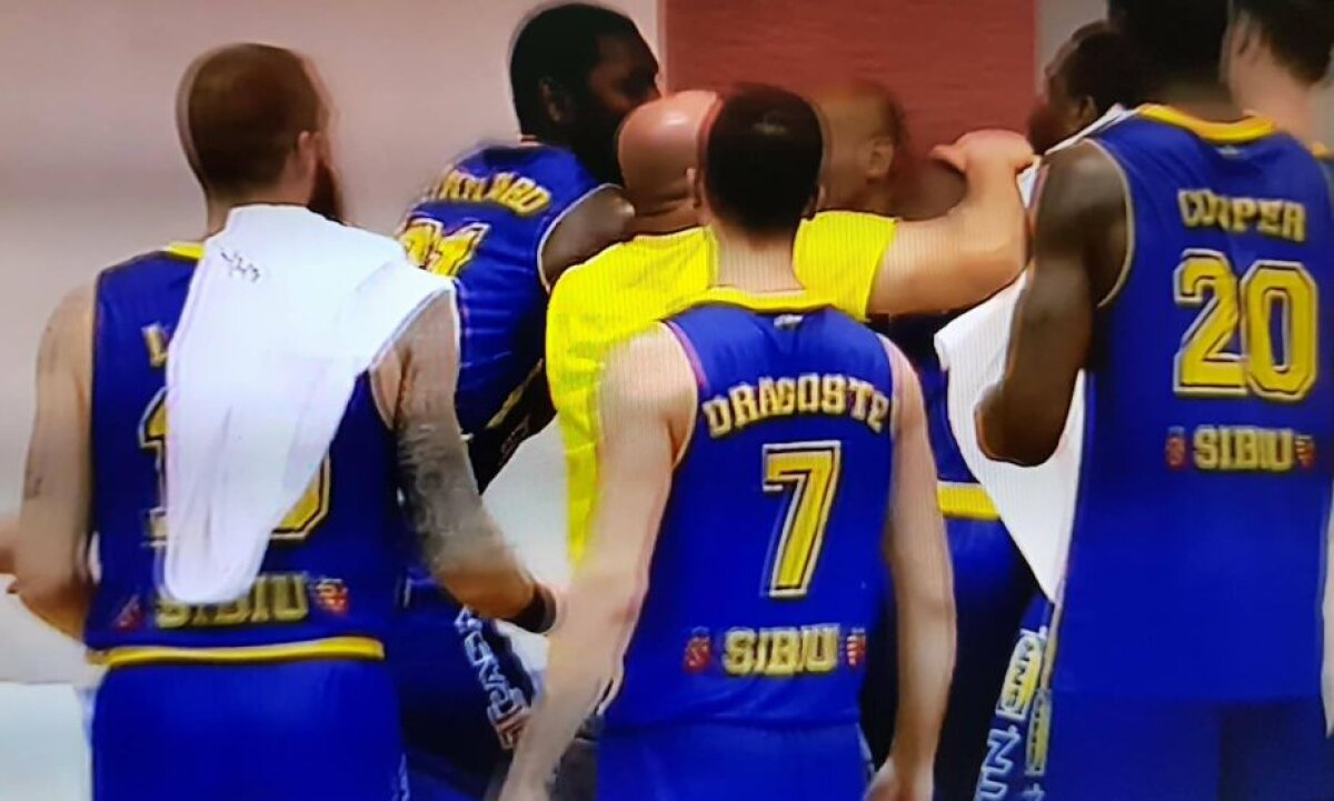 FOTO Scene incredibile în prima ligă de baschet: doi coechipieri s-au luat la bătaie în timpul meciului!