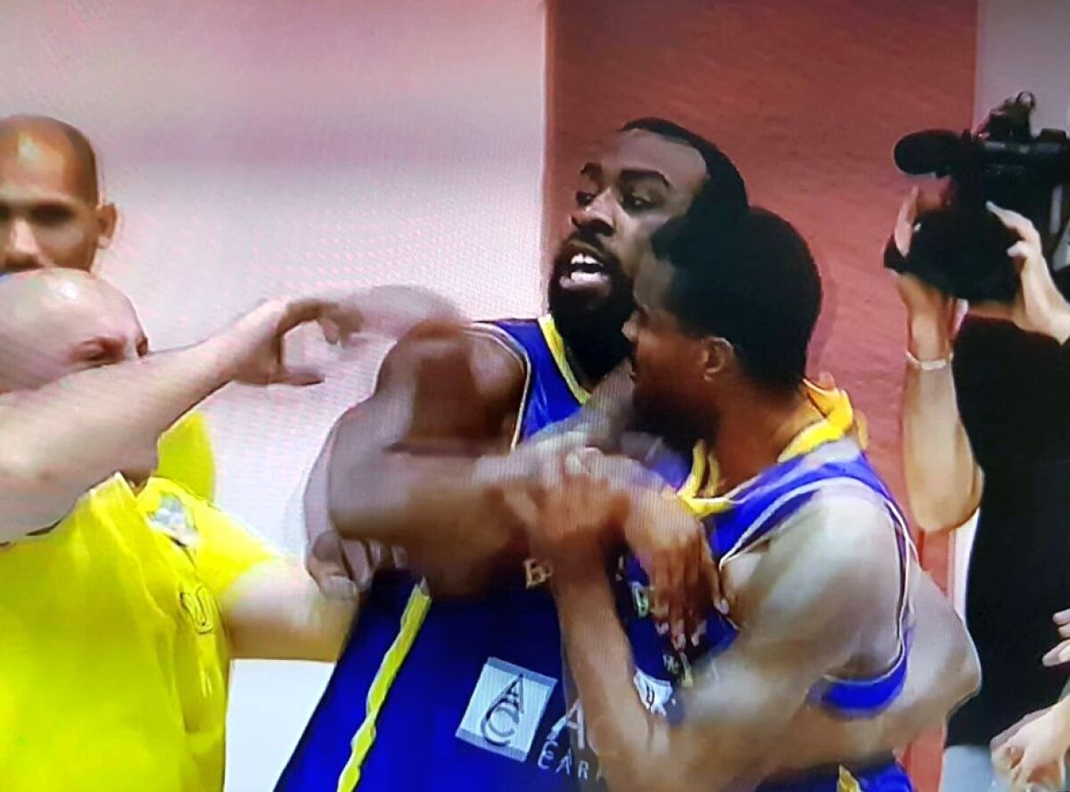 FOTO Scene incredibile în prima ligă de baschet: doi coechipieri s-au luat la bătaie în timpul meciului!