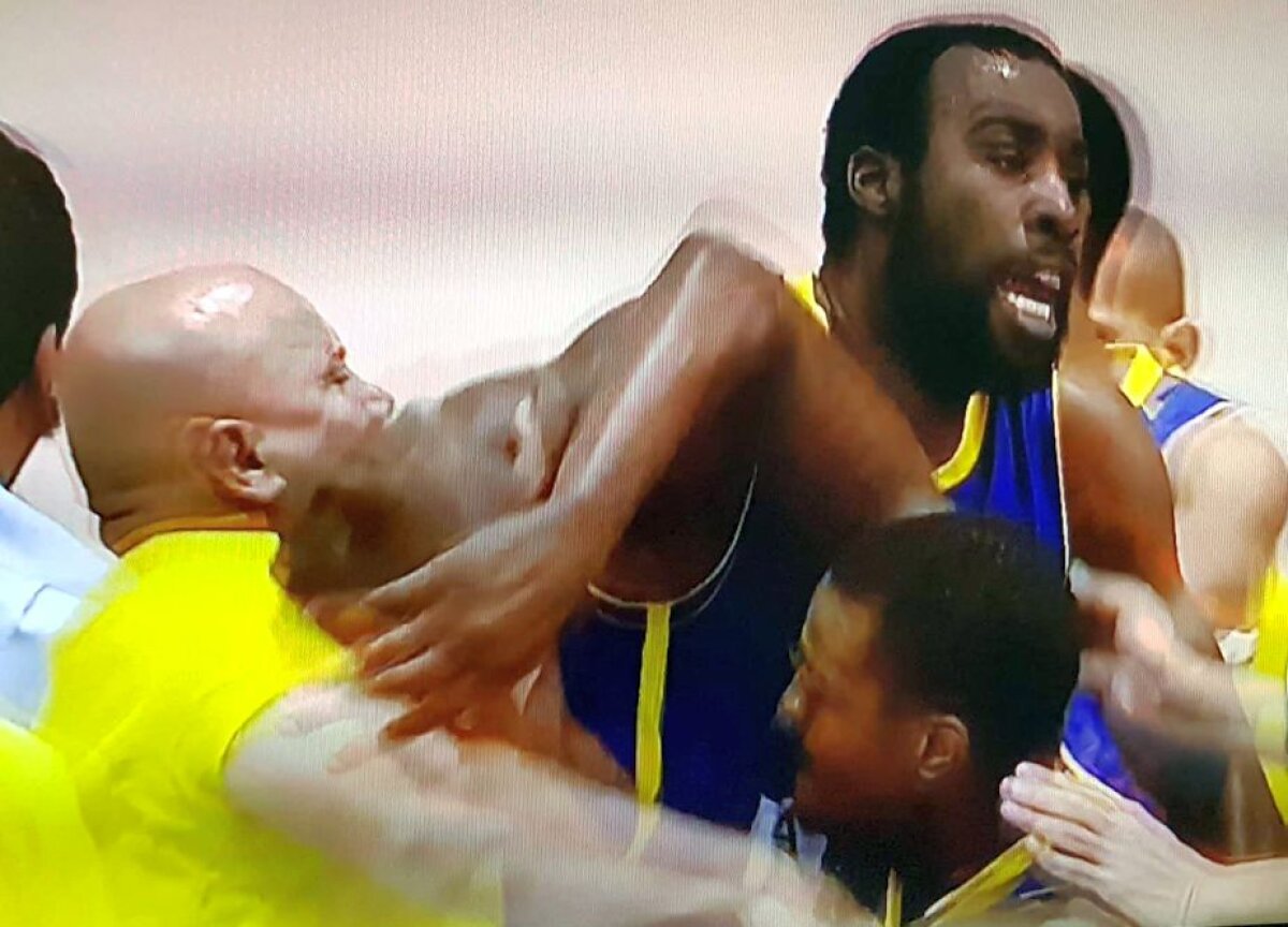 FOTO Scene incredibile în prima ligă de baschet: doi coechipieri s-au luat la bătaie în timpul meciului!