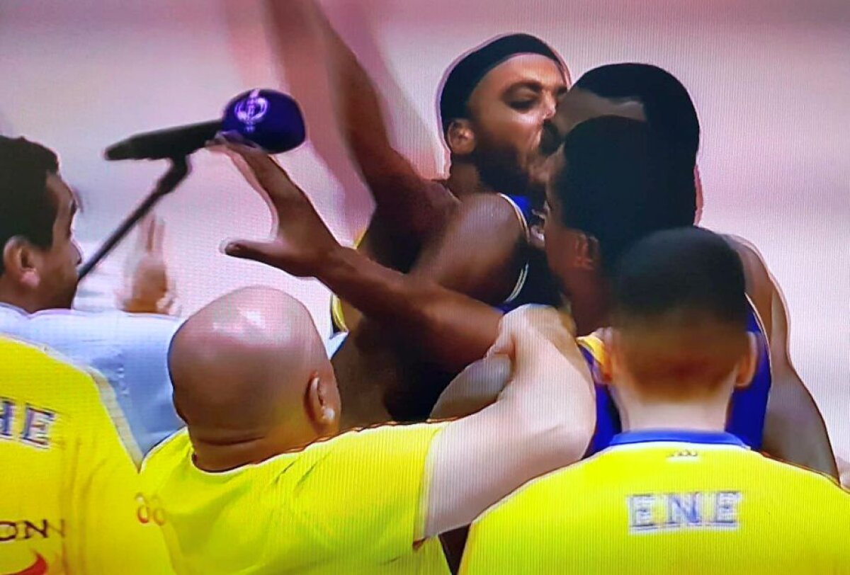 FOTO Scene incredibile în prima ligă de baschet: doi coechipieri s-au luat la bătaie în timpul meciului!