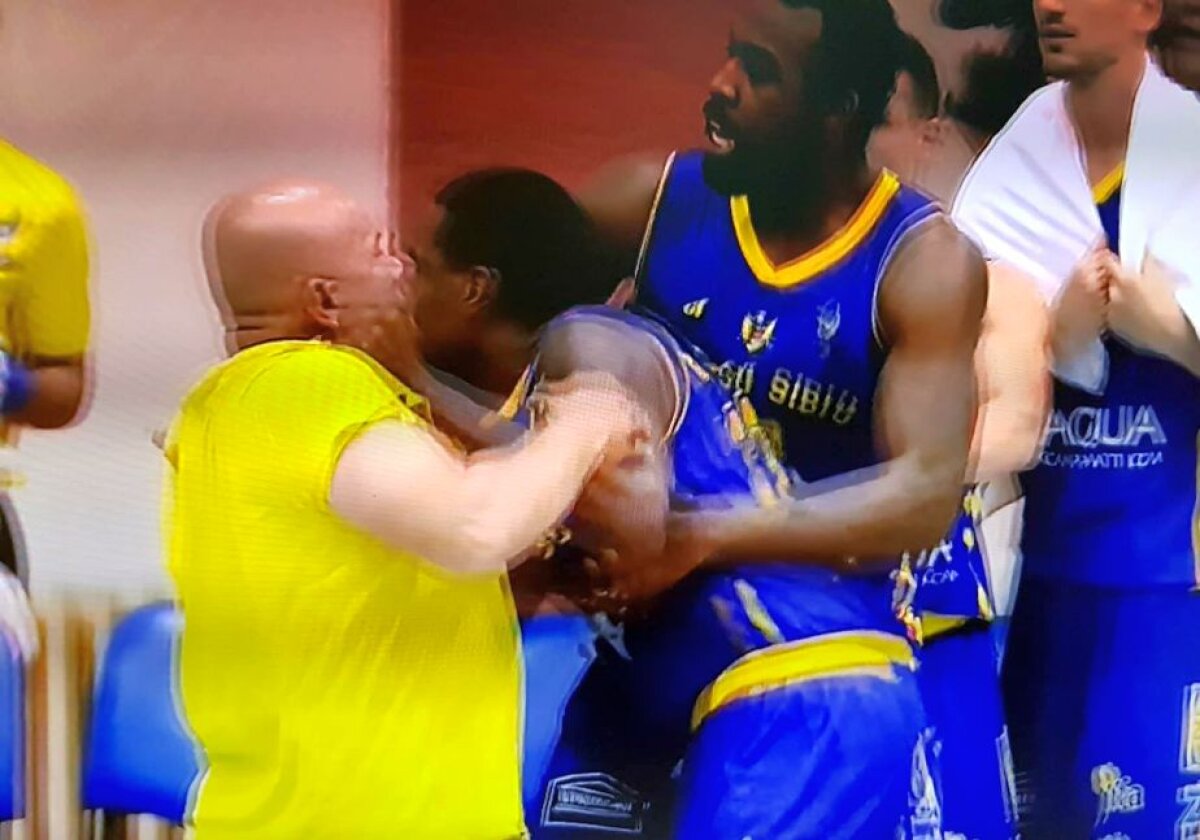 FOTO Scene incredibile în prima ligă de baschet: doi coechipieri s-au luat la bătaie în timpul meciului!