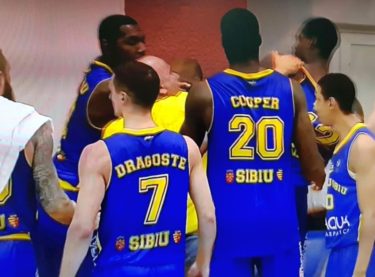 FOTO Scene incredibile în prima ligă de baschet: doi coechipieri s-au luat la bătaie în timpul meciului!