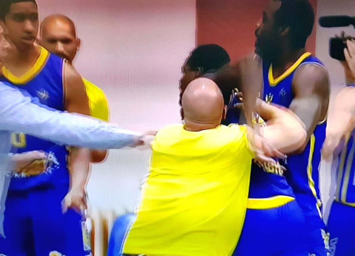 FOTO Scene incredibile în prima ligă de baschet: doi coechipieri s-au luat la bătaie în timpul meciului!