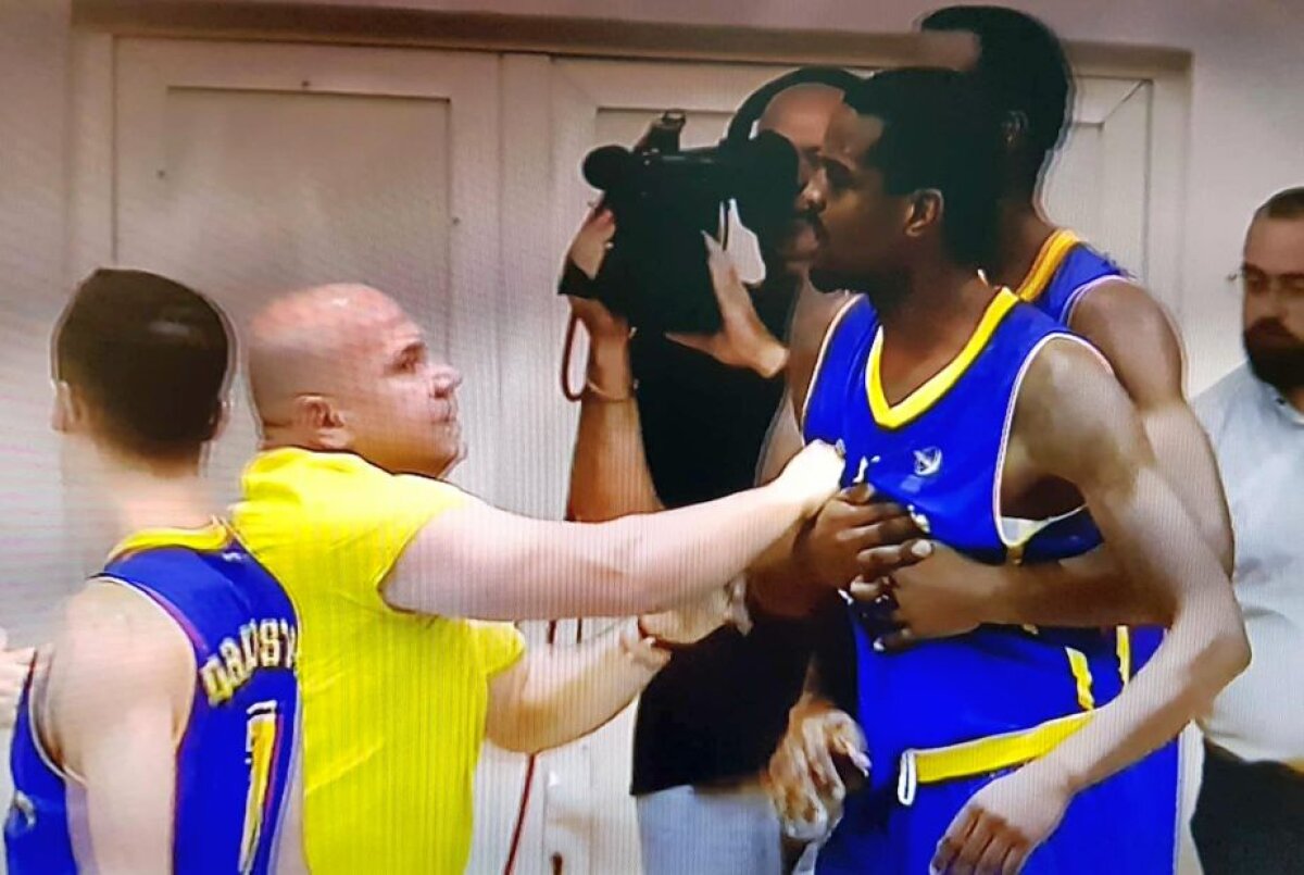 FOTO Scene incredibile în prima ligă de baschet: doi coechipieri s-au luat la bătaie în timpul meciului!